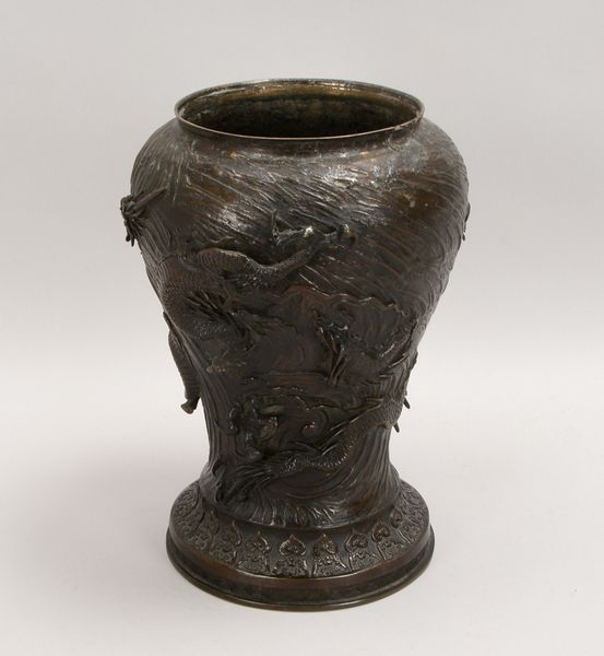 Übertopf/Tischvase (China), Weißmet. bronziert, halbplast. Drachenrelief; Höhe 34,5 cm
