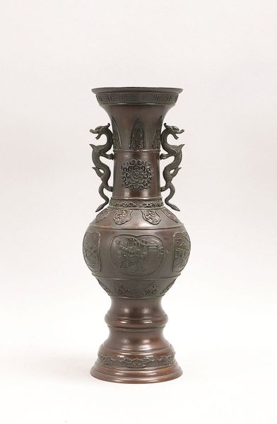 Balustervase (China), Bronze, Kartuschen/Reliefdekor, 2x figürl. Handh.
