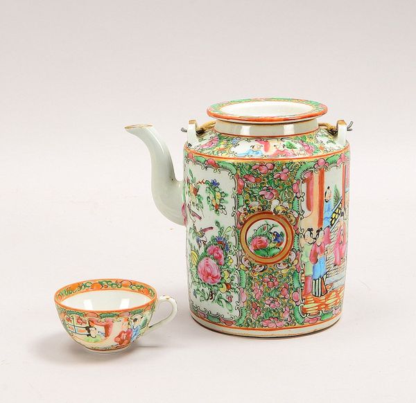 Teekanne mit Tasse (China), polychr. flor. Dekor und 'Höfische Szenen', im Tragekorb