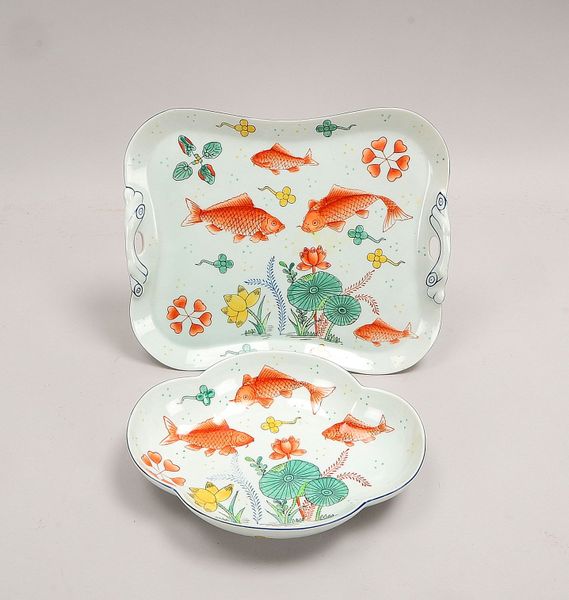 2 Porz.-Servierteile (China), Fischdekor ('Koi'-Motive): Servierschale und Tablett