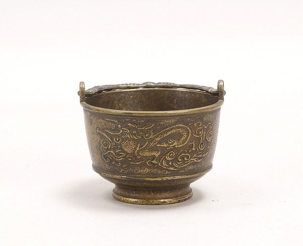 Kl. Henkelschale (China), mit Reliefdekor (Drachenmotiv); Höhe 7 cm, Ø 9,5 cm