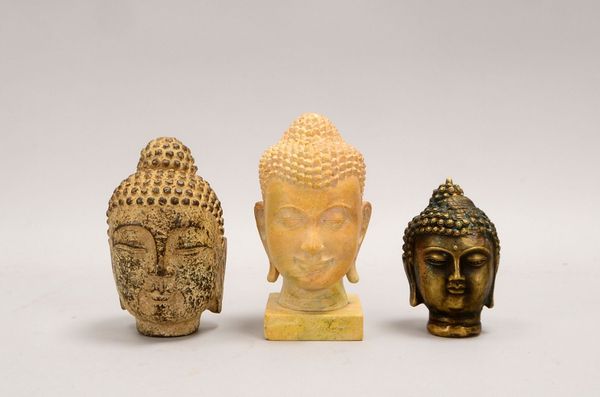 3 'Buddha-Köpfe', versch. Ausf./Materialien (Bronze und Stein); Höhe 10 cm - 14,5 cm
