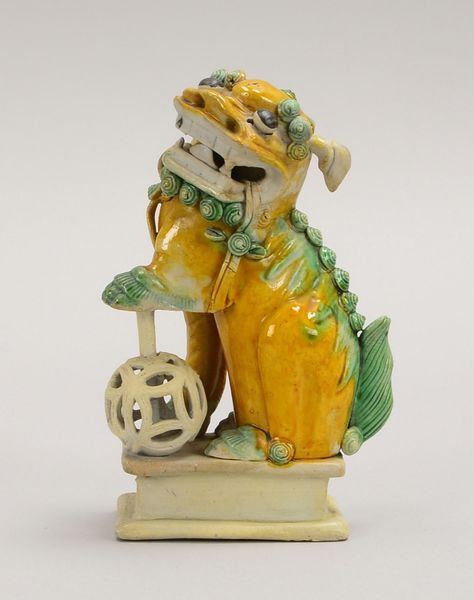 Keramikfigur, 'Fu-Hund', mit bewegl. Sphärenkugel - für Räucherst.; Höhe 14,5 cm