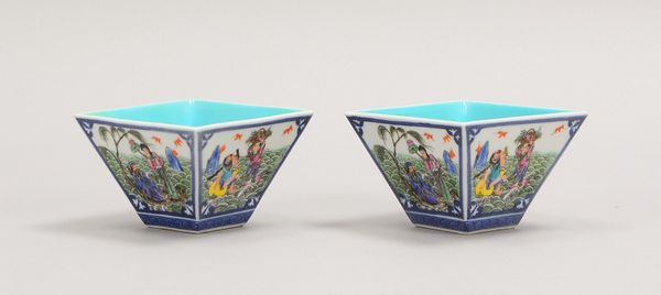 2 Vierkant-Schalen, 'Famille Rose', feinste Handmalerei, gem.; Maße 9,5 x 9,5 x 6,5 cm