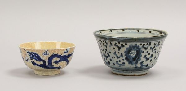 2 Schalen (China), alt, 1x mit Cracquelé, gemarkt, Ø 13 cm, 1x blaue Malerei, Ø 16 cm