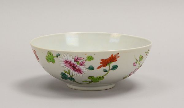 Antike Schale (China), alt, Dekor 'Famille Rose', im Boden gemarkt; Ø 20,2 cm