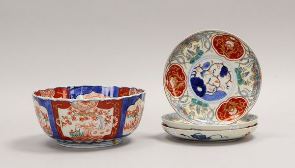 4 Servierteile, Imari-Dekor im typischen Blau und Rot: 3x Teller, Ø 18 cm; 1 Schale, Ø 21 cm