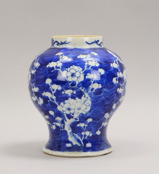 Porz.-Vase (China), flor. Motive in blauer Unterglasurmalerei; Höhe 23 cm