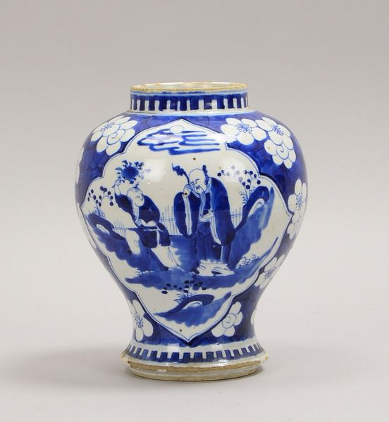 Porz.-Vase (China, Wandung umlaufend mit 'Blüten' und 'Höf. Szenen'; Höhe 21 cm