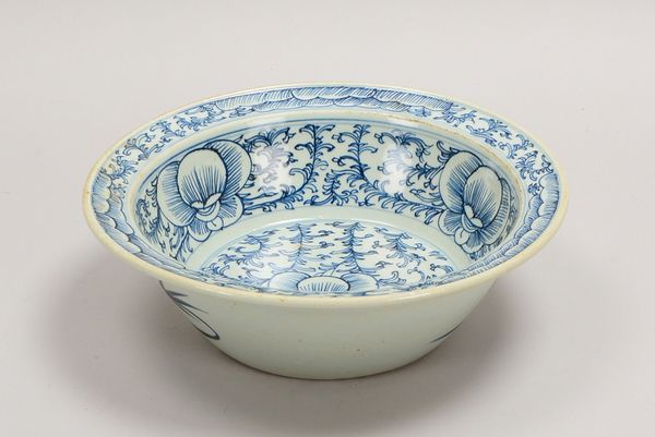 Porz.-Schale (China), flor. Dekor in blauer Unterglasurmalerei; Höhe 8 cm, Ø 28 cm