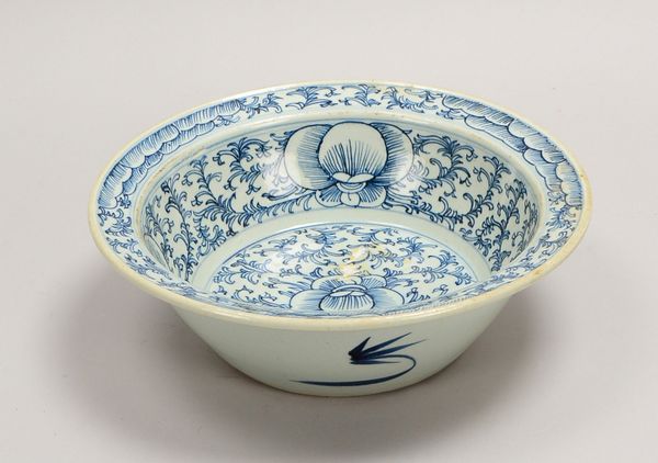 Porz.-Schale (China), flor. Dekor in blauer Unterglasurmalerei; Höhe 8 cm, Ø 29 cm