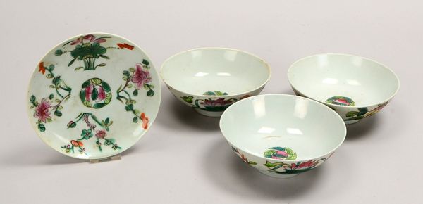 Tischporz.-Konvolut (China), polychr. flor. Dekor: 3x Schalen, Ø 16 cm; und 1 Teller, Ø 17 cm