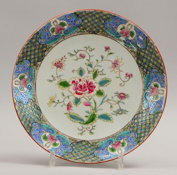 Porzellanteller (China), mit polychr. Blumendekor, im Boden mit Pressmarke; Ø 30 cm