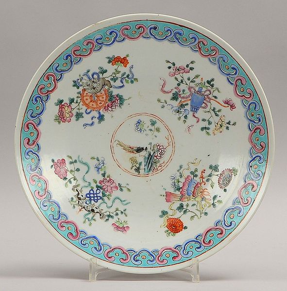 Porz.-Teller (China), polychr. Dekor ('Vasen', 'Blüten', 'Fische', 'Phönix', u.a.); Ø 34 cm