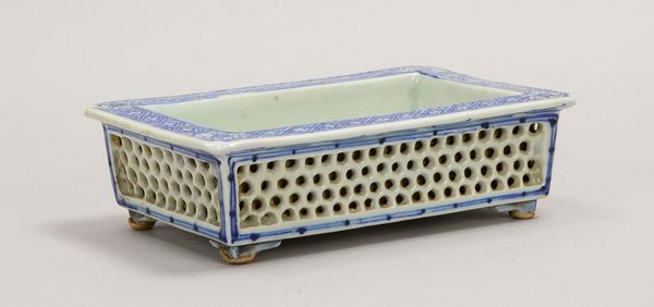 Porz.-Pinselschale (China), doppelwandig/partiell durchbr., teils bl. Unterglasurdekor