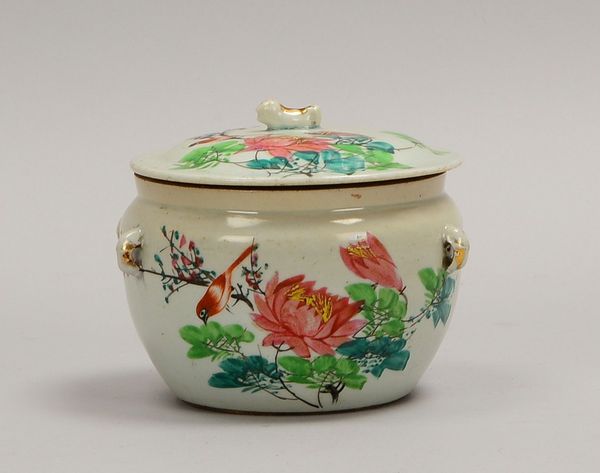 Porz.-Deckelschale (China), polychr. Dekor und Kalligr., im Boden gem.; Ø 13 cm