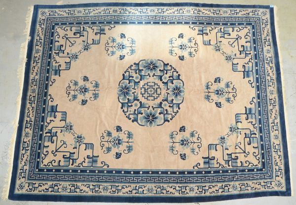 Großer Orientteppich (China), grau-beigefarbener Fond, geometrische Musterung