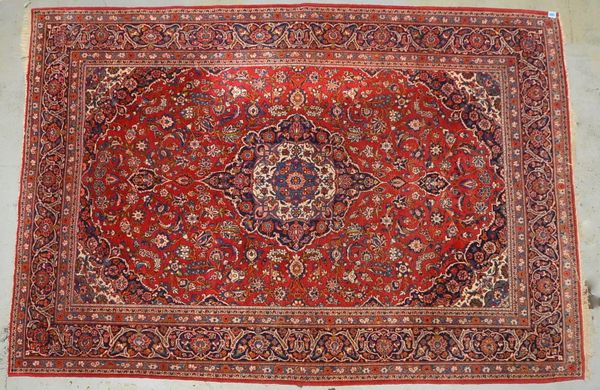 Keshan, mittelfeine Knüpfung - insgesamt gleichmäßiger Flor; Maße 345 x 242 cm