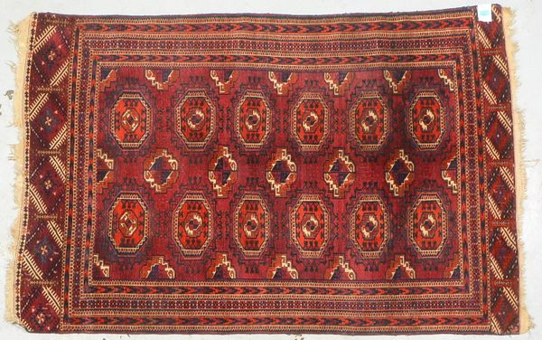 Antiker Saryk (Turkmenistan), feine Knüpfung, Flor gleichmäßig dünn; Maße 188 x 122 cm