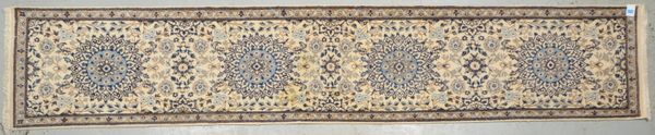 Nain-Galerie, mittelfeine Knüpfung - Flor in gutem Zustand; Maße 186 x 72 cm