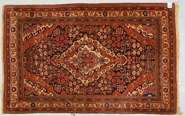 Orientteppich (Iran), mittelfeine Knüpfung - Flor in gutem Zustand; Maße 210 x 134 cm