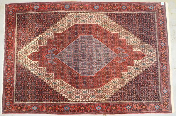 Senneh (Iran), mittelfeine Knüpfung - Flor in gutem Zustand; Maße 325 x 225 cm