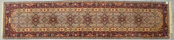 Täbriz-Galerie, feste Knüpfung, signiert, Flor in gutem Zustand; Maße 405 x 91 cm