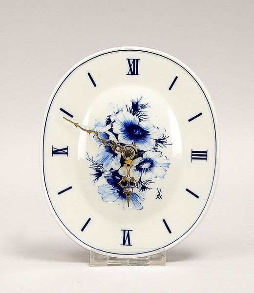 Meissen (I. Wahl), Porz.-Wanduhr, Quarz, flor. Dekor, läuft an; Maße 17 x 14 cm
