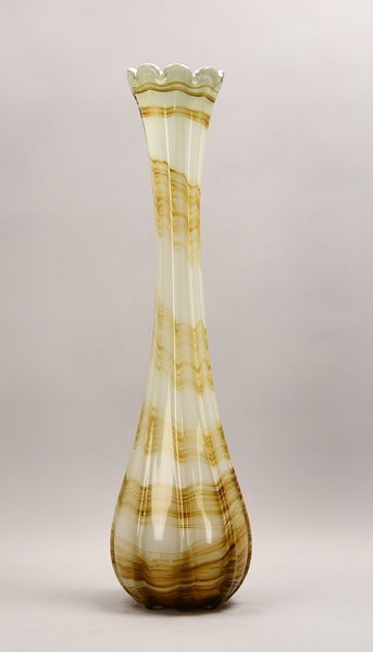 Große Glasvase, Rauchglas, mit weißem Überfang und braunen Einschmelzungen; Höhe 83 cm