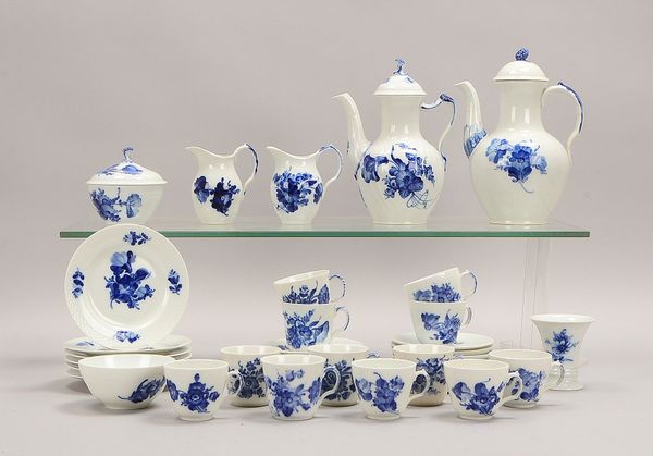 Royal Copenhagen, Kaffeeservice, Dekor 'Blaue Blume', für 12 bzw. 6 Personen