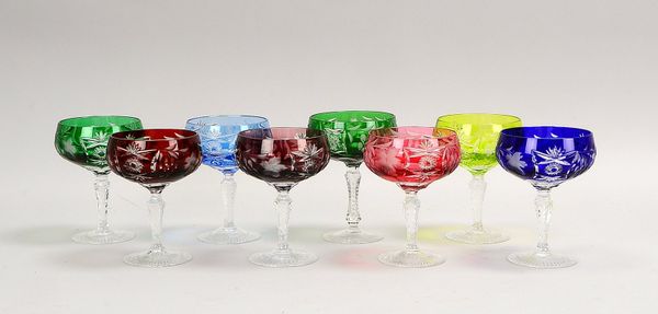 Sektrömer/Sektschalen, Kristallglas geschliffen, verschiedenfarbig, 8 Stück