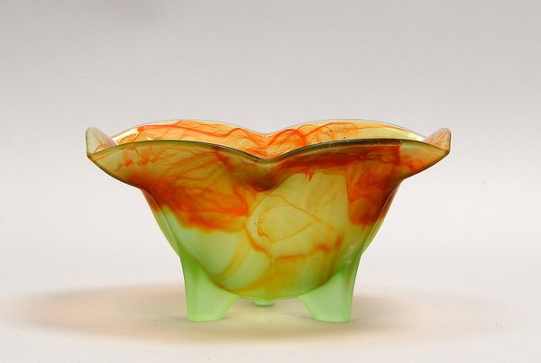Fußschale, grünes Glas mit braunen Einschmelzungen - moderne Ausführung; Höhe 12 cm