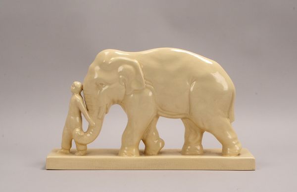 L&V Ceram/Frankreich, Keramikfigur (im Art déco-Stil), 'Elefant mit Führer', mit Cracquelé