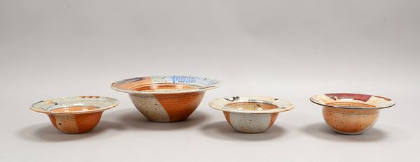 4 Keramikschalen, verschiedene Ausführungen, mehrfarbig glasiert, im Boden ritzsigniert