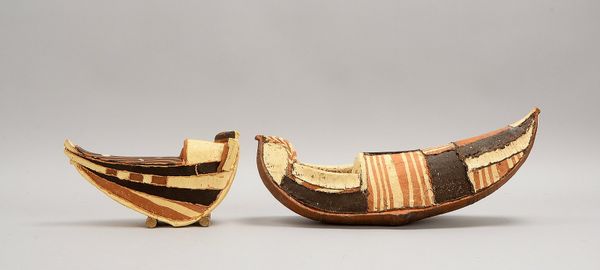 2 figürliche Künstlerkeramiken, 'Boote', jeweils braun/beigefarben gefasst, 1x monogr.
