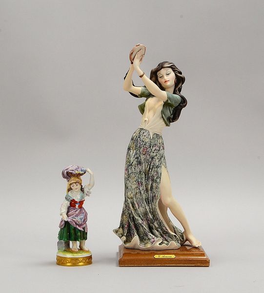 2 Porzellanfiguren: 1x Capodimonte, 'Tänzerin'; 1x Volkstedt, 'Fischverkäuferin'