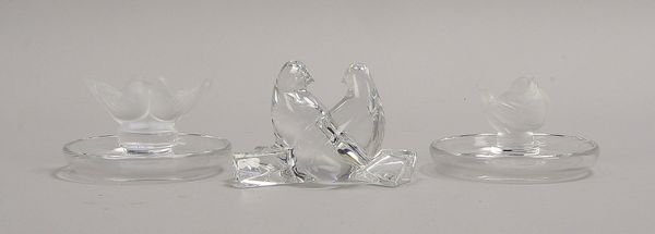 3 Glasfiguren, Vogelfiguren: 2x Lalique, Höhe 5,5 cm; 1x Baccarat, Höhe 7 cm