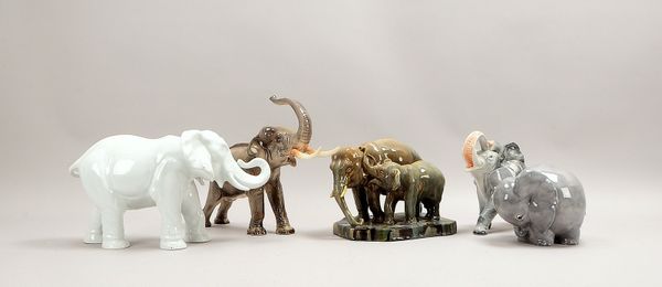 5 Keramik-/Porzellanfiguren, 'Elefanten', versch. Ausf./4x polychr. gefasst, 1x gemarkt