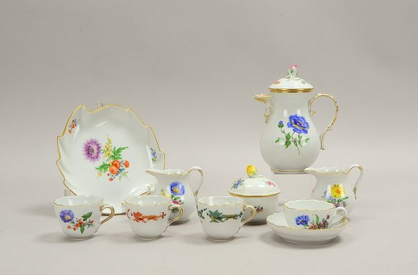 Meissen, Mokkaservice: Kaffeekern mit 2x Sahnekännchen, 4x Tassen, dazu 2x Schalen