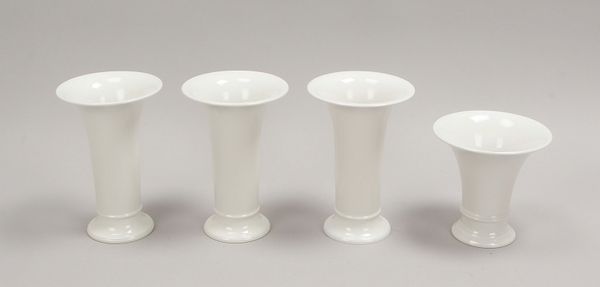 KPM Berlin (I. Wahl), 4 Trompetenvasen, Entw. K.F. Schinkel; 3x Höhe 19 cm/1x kl.