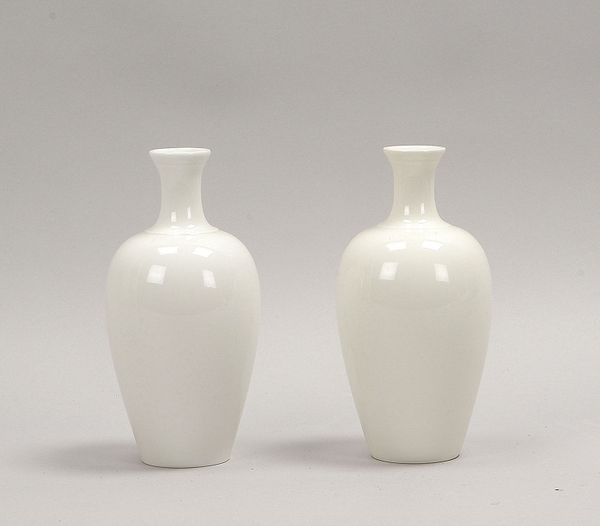 KPM Berlin (I./II. Wahl), Paar 'Japan. Vasen', Entw. Th. Schmuz-Baudiß; Höhe 21 cm