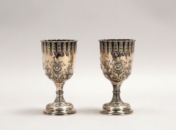 Tiffany & Co., Paar Kelche (um 1855), Sterlingsilber/innen verg., ziseliert/reliefiert