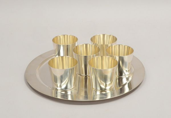 6x Trinkbecher auf rundem Tablett, 925 Sterlingsilber, solide einfache Form; Gew. 1.460 g
