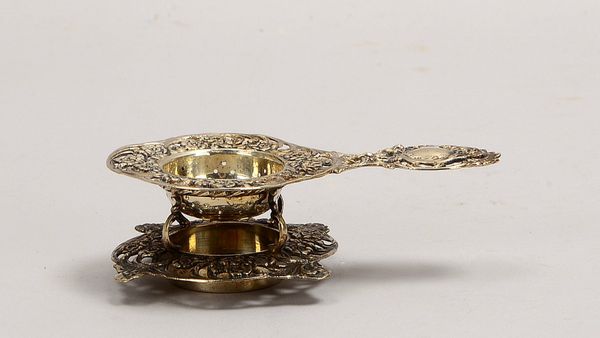 Antikes Teesieb, 800 Silber, floral durchbrochen, mit Tropfenfänger; Gew. 90 g