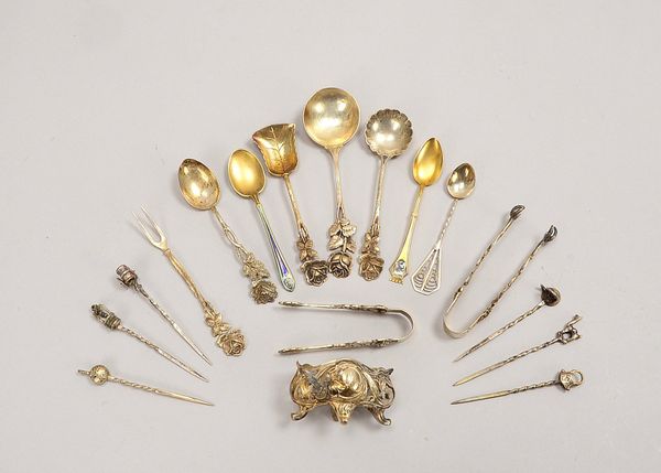 Tischsilber, versch. Silbergehalte: Löffel, Zuckerzangen, Spieße, u.a.; Gew. 156 g