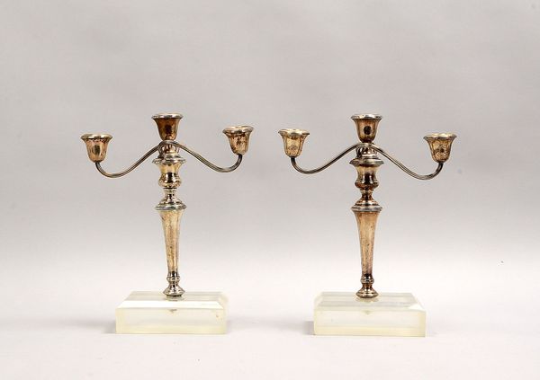 2 Silber-Leuchter, 3-fl. oder 1-fl. nutzbar, gesteckt - gefüllt!, auf Acrylsockel; Gew. 1.260 g