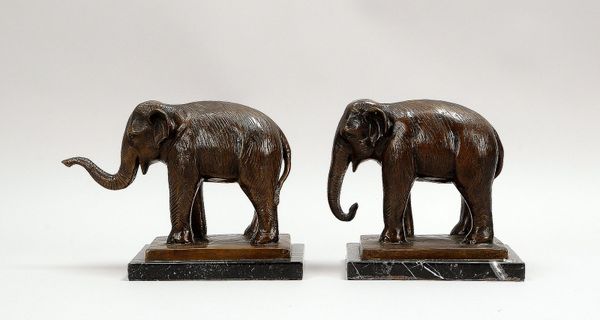 Paar Bronzeskulpturen, 'Elefanten', Figuren auf Marmorsockel, unsigniert; Höhe 21,5 cm