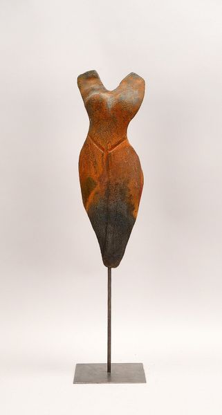 Keramikskulptur (vermutl. Birgit Löwer), 'Weiblicher Torso', Rost-Optik, auf Ständer