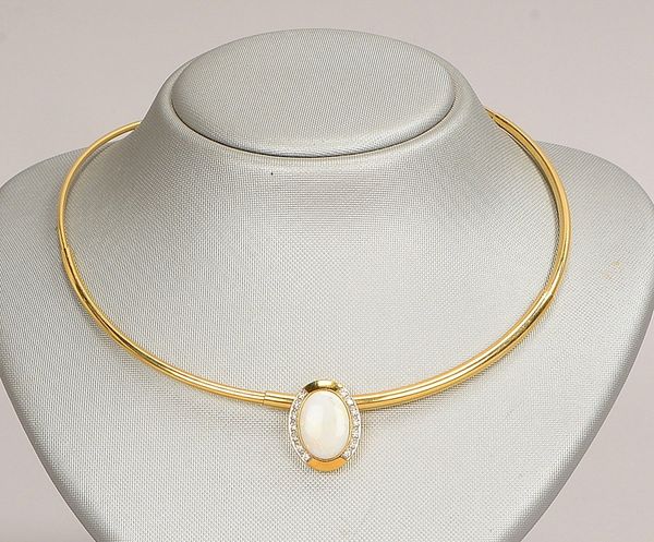 Collier mit Anhänger, 585 GG (gest.), Anh. mit Opalbesatz und 14x kl. Diamanten