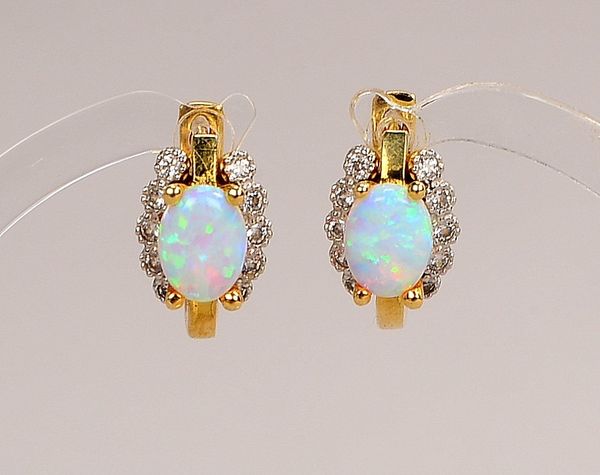 Paar Ohrstecker, 585 GG/WG (gest.), jeweils mit Opal und 10x kl. Brillanten; Gew. 5,10 g